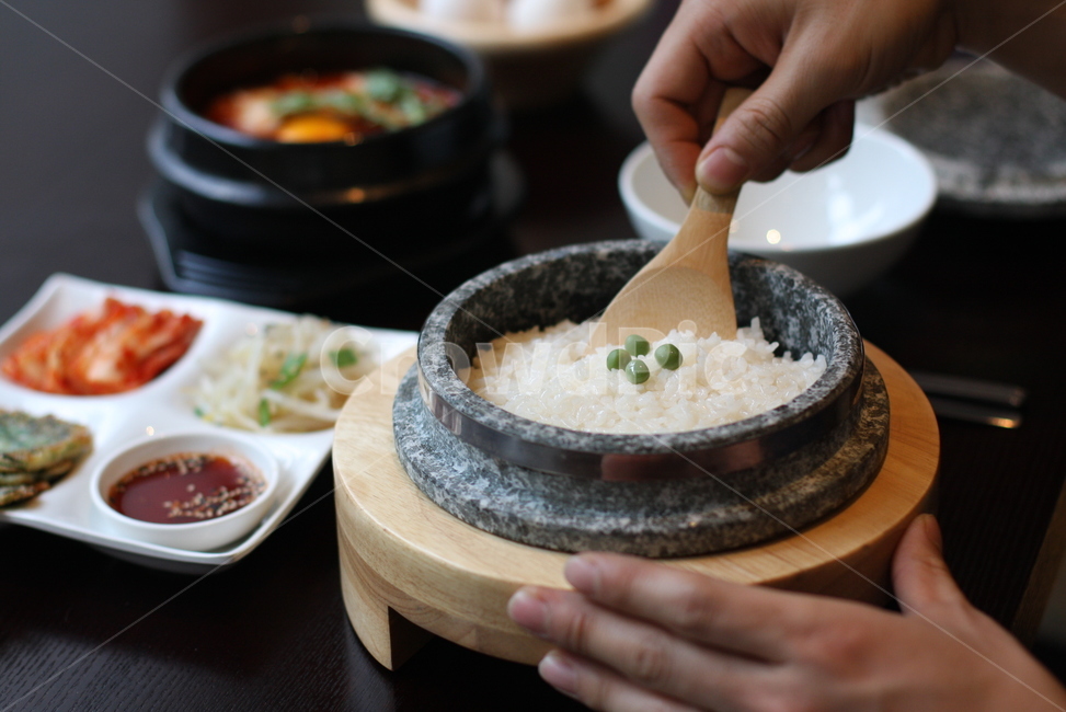 한국음식,돌솥밥,상차림,전통음식,궁중음식,고풍,전통,사람,인물,인간,human,person,신체일부,몸,body,음식,식재료,요리,food,cook,meal,dishes,food reserves,한식,한국음식,한국요리,korean food,korean dishes,korean meal,korean cook