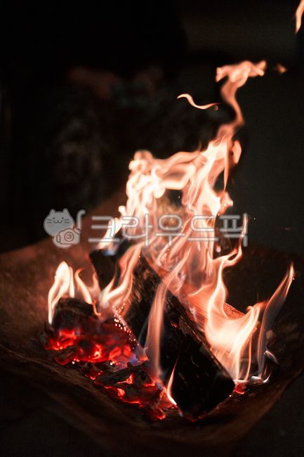 배경,배경이미지,자연,풍경,감성,무드,분위기,캠핑,캠퍼,캠프파이어,장작,불,불멍