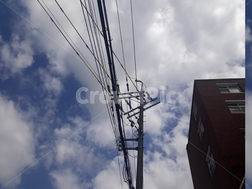 하늘,구름,전봇대,전선,파란,건물,sky,cloud,telephonepole,utilitypole,telegraphpole,wire,electricwire,building,blue,white