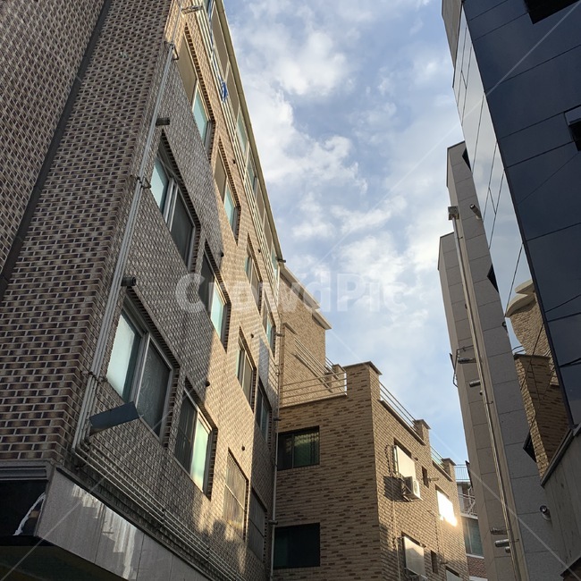 햇살,햇볕,구름,날씨맑음,맑음,건물,풍경,감성,아침,점심,도심,산책,주택,집,배경화면,배경,도시,풍경,city,landscape