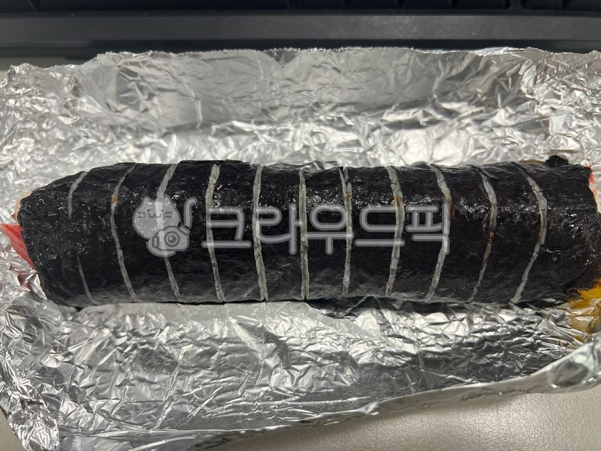 Fish cake kimbap,Regular kimbap,kimbab,silver foil,Old kimbap,vegetable kimbap,Inside the kimbap,Odeng Gimbap,kimbap,Kimbap ingredients,koreafoods,koreanfood