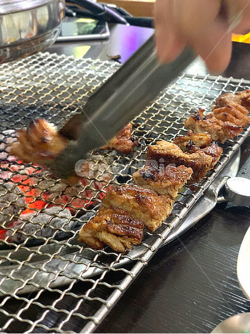 돼지갈비,돼지고기,양념,직화구이,고기,고기집,음식,식재료,food,cook,meal,dishes,meat,pork,육류,갈비,철판,그릴,숯불구이,화로구이,grill,손,hand,집게