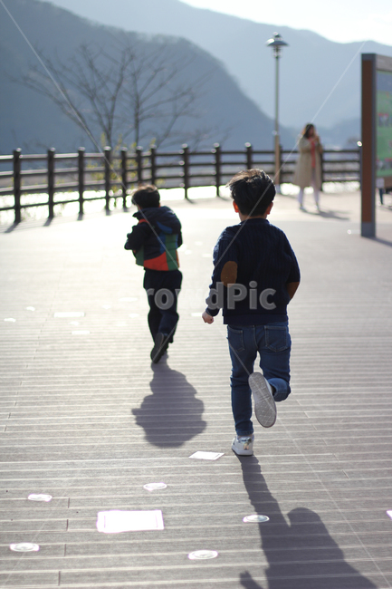 두아들,겨울,감성,아이,뒷모습,달리기,사람,인물,인간,human,person,어린이,어린아이,child,children,kid