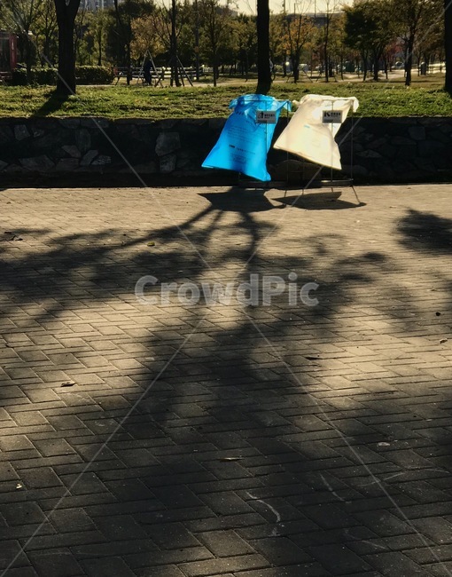 햇빛,sunshine,파란색,그림자,shadow,sunlight,하얀색,blue,white,쓰레기봉투,garbagebag,봉투,bag