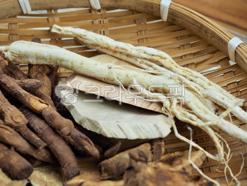 about,cold,cold medicine,coldremedy,Chinese medicine,root,dry food,healthfood,root plant,driedfood,herbalmedicine,Oriental medicine,chinesemedicine,medicine,licorice,food,health food,Medicine,chinesemedicineingredients,approximately,orientalmedicine,herba