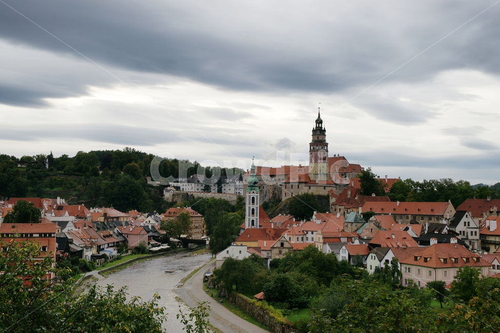 유럽,체코,체스키,체스키크롬로프,구름,하늘,붉은지붕,지붕,건물,건축,물,하천,비,산,언덕,나무,숲,먹구름,도시,풍경,city,landscape,해외,외국,세계,foreign,oversea,world,세계도시풍경,해외도시풍경,외국도시풍경,world cityscape
