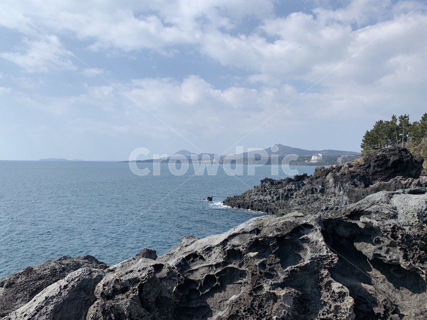 바다,제주도,겨울,돌,하늘,자연,풍경,nature,landscape,한국자연풍경,한국자연경관,korea nature landscape,제주도,jeju,jeju island,promontory,곶,land,땅,outdoors,옥외,water,물,shoreline,해안선,sea,ocean,대양