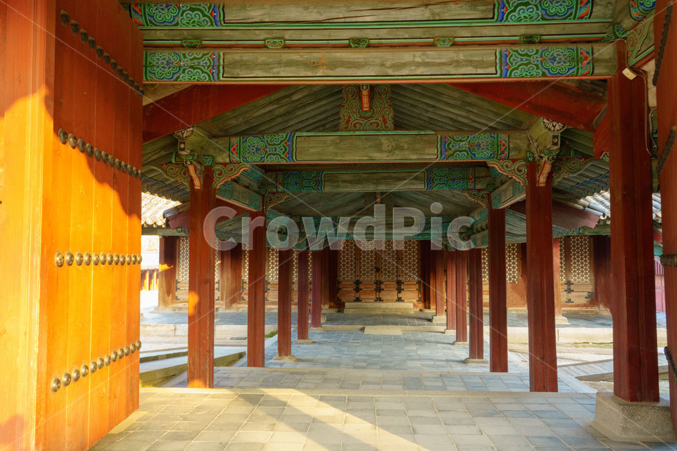 문,궁,창경궁,고즈넉,반복,패턴,동양,옛것,오래된,한국적인,전통,door,palace,pattern,old,traditional,calm,peaceful,기둥,주춧돌,한국전통,한국문화,korean traditional,korean culture,건축물,건물외관,exterior,building,structure,architecture,construction