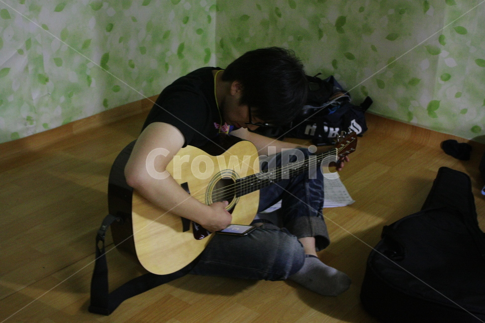 통기타,청년,연주,동아리방,통기타동아리,사람,인물,인간,human,person,악기,음향기기,musical instrument,musical equipment