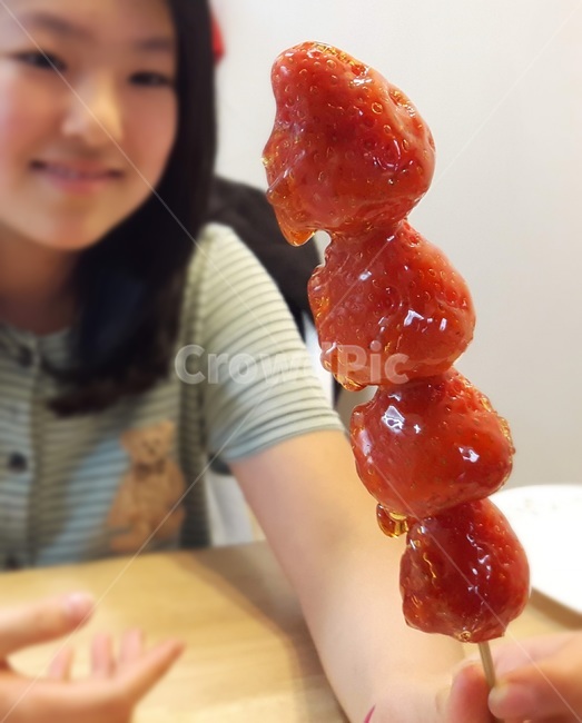 딸기,탕후루,과일,빨간색,간식,맛있는,strawberry,snack,dessert,sweet,달콤,후식,행복,기쁨,아이,여자아이,사람,인물,인간,human,person,여성,여자,woman,female,lady,음식,식재료,요리,food,cook,meal,dishes,food reserves,디저트,간식,후식,dessert,snack