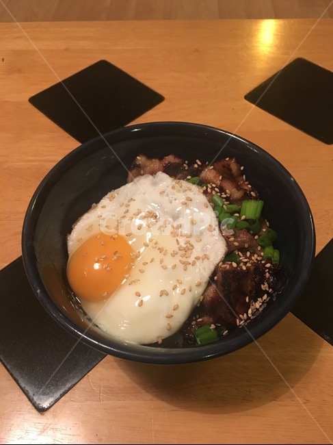계란,노른자,흰자,깨,고기,돼지고기,파,덮밥
