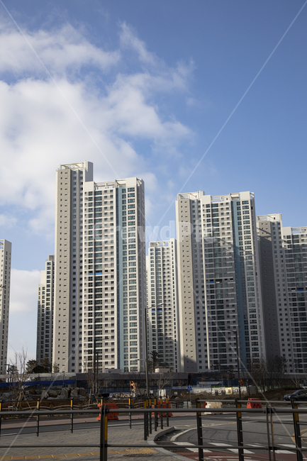 빌딩,건물,아파트,맨션,고층아파트,도시풍경,도시경관,도시,시티,단지,고층빌딩,고층건물,거리,거리풍경,시가지,주택,주택가,주택지,주거,부동산,아파트단지,하늘,푸른하늘,파란하늘,맑음,맑은날씨,쾌청,화창,맑은하늘,건축물,시설,블루,파랑,청색,풍경,경치,창문,산업,고층,도로,음식,생활,도시,풍경,city,landscape,한국도시풍경,한국도시경관,korea cityscape