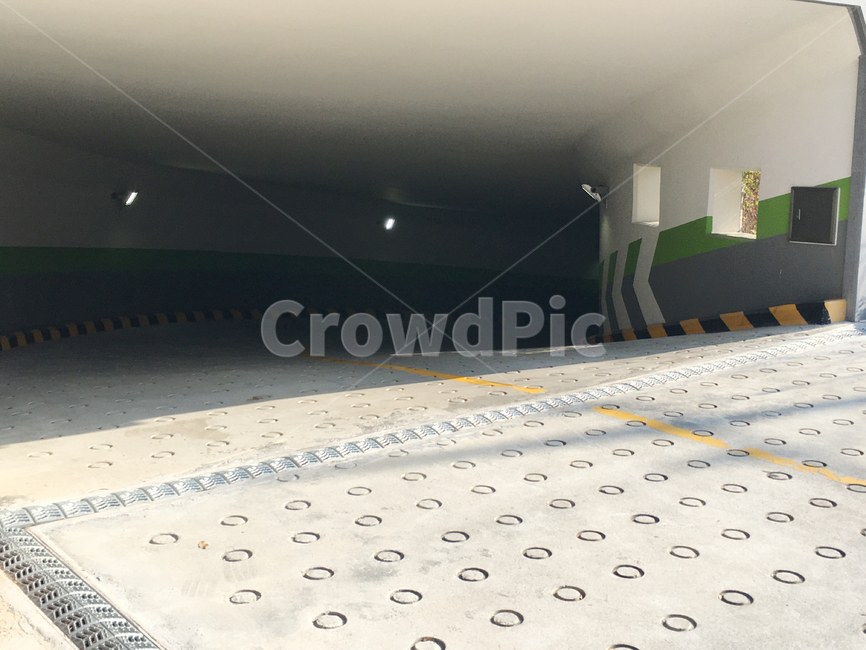 담,벽,wall,거리,street,보도,walkway,sidewalk,입구,entrance,건물,building,바닥,땅,ground,floor,flooring,통로,path,판석,flagstone,포장,pavement,길,road,도시,town,어둠,darkness,주차장,parkinglot,지하,underground