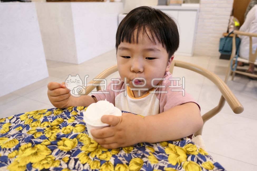 small,Character,kid,cute,food,nectarous,ice cream,son,dessert,happiness,children,an Asian,person,Childhood,Little,Boys,baby,family,child