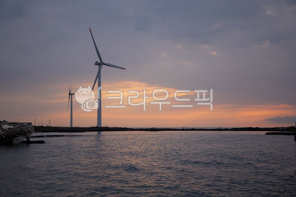풍력발전기,풍력발전,발전기,풍력에너지,season,풍경,landscape,산업,industrial,에너지산업,energy,industry,machine,기계,gnerator,engine,mechine,motor,windturbine,turbine,터빈,풍력터빈,모터,엔진,일몰,노을,해질녘,바다,sky,해상풍력