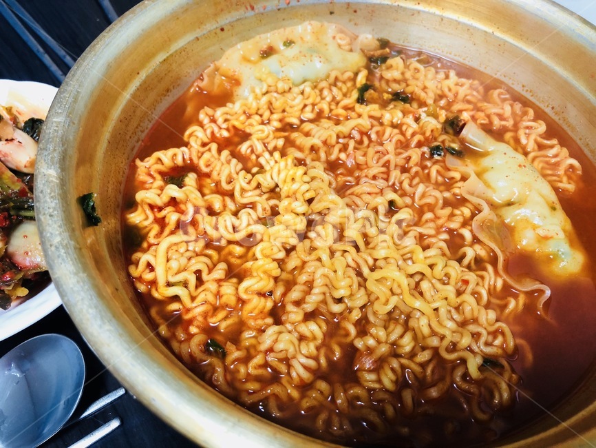 라면,야식,만두,술안주,만두라면,저녁,점심,면,식사,해장,매운,얼큰,국물,음식,식재료,요리,food,cook,meal,dishes,food reserves,면류,면요리,noodles,한식,한국음식,한국요리,korean food,korean dishes,korean meal,korean cook