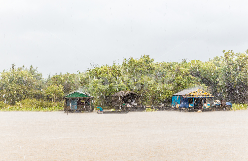캄보디아,톤레삽호수,구름,하늘,유람선,관광지,수상가옥,감성,자연,풍경,선박,교통,보트,비,비오는날,rain,rainy