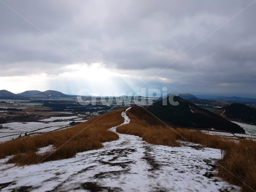 오름,겨울,갈대,억새,제주,자연,자연경관,jeju,jejuisland,구름,하늘,눈,snow,제주도,winter,nature,겨울,계절,winter,season,제주도,jeju,jeju island,outdoors,옥외,land,땅,plateau,고원,ground,바닥