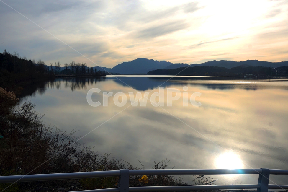 강,북한강,노을,해질녘,풍경,river,자연,하늘,춘천,일몰,구름,sky,sunset,자연,풍경,nature,landscape,한국자연풍경,한국자연경관,korea nature landscape,outdoors,옥외,water,물