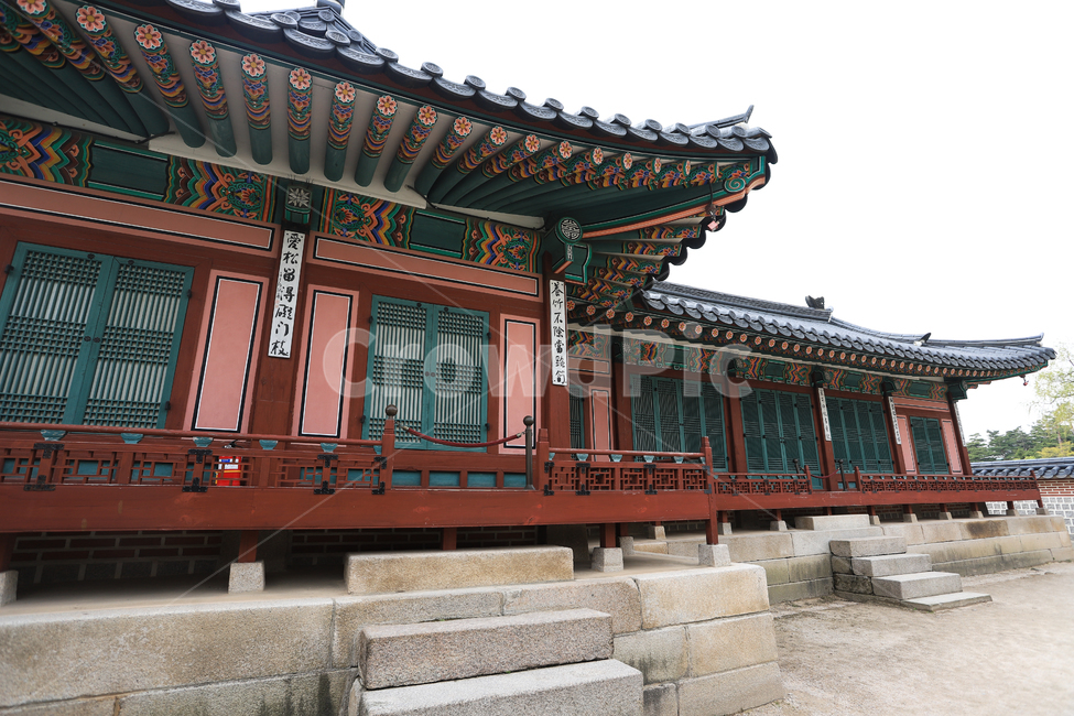 경복궁,문화재,서울,건축,궁전,문,지붕,기와,돌담,돌기둥,고건축,종로구,한옥,한국,건청궁,창호지,서까래,석가래,기둥,창살,흙길,주춧돌,추녀,목조건축물,창문,처마,단청,한국전통,한국문화,korean traditional,korean culture,건축물,건물외관,exterior,building,structure,architecture,construction