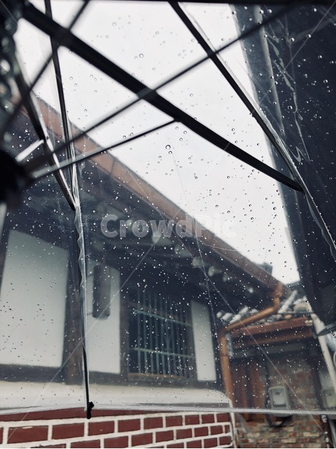 익선동,비,빗방울,우산,한옥,골목길,alley,감성,sensible,feeling,비,비오는날,rain,rainy,building,건물,architecture,건축물,window,창문