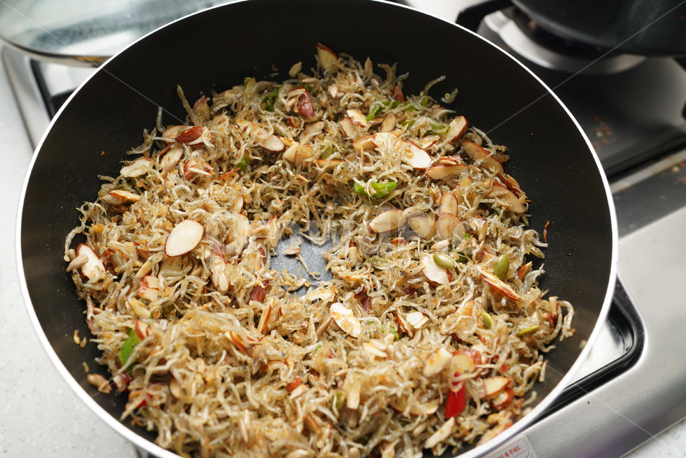 반찬,한식,볶음,먹거리,식사,집밥,생선,멸치,아몬드,견과류,food,음식