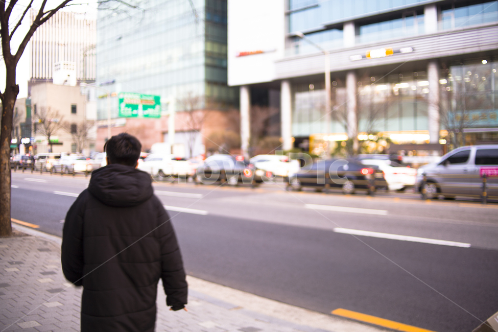 겨울남자,겨울잠바,거리의남자,겨울거리,퇴근풍경,교통체증,clothing,의류,의복,자동차,도시,보행자,town