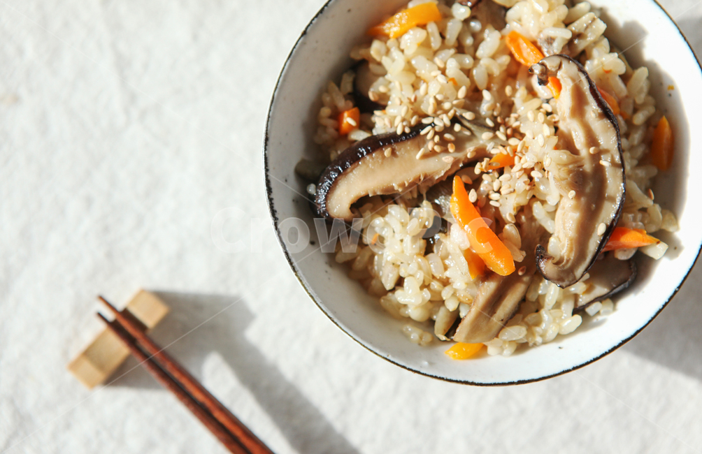 버섯,버섯밥,밥,쌀밥,쌀,젓가락,그릇,플레이팅,음식,식재료,요리,food,cook,meal,dishes,food reserves,한식,한국음식,한국요리,korean food,korean dishes,korean meal,korean cook