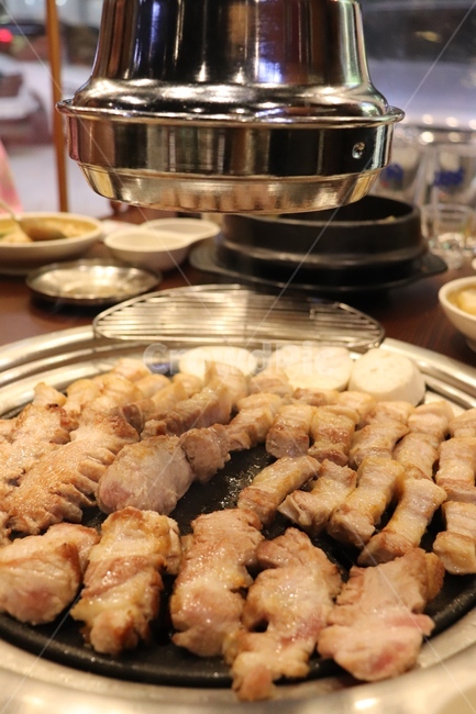 고깃집,고기,돼지고기,외식,회식,음식,요리,구이,고기굽기,불판,술자리,pork,목살,삼겹살,삼겹