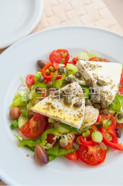 샐러드,채식,염소치즈,치즈,그릭샐러드,채소,야채,건강식,다이어트,식사,요리,음식,저칼로리,건강,섭식,케이퍼,방울토마토,지중해식,산뜻한,신선한,신선식품