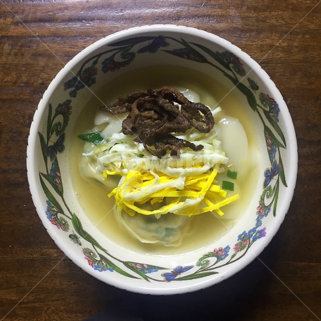 떡만둣국,떡국,만두,한국전통음식,고명,음식,그릇,계란지단,계란,한국전통,한국문화,korean traditional,korean culture,음식,식재료,요리,food,cook,meal,dishes,food reserves,한식,한국음식,한국요리,korean food,korean dishes,korean meal,korean cook