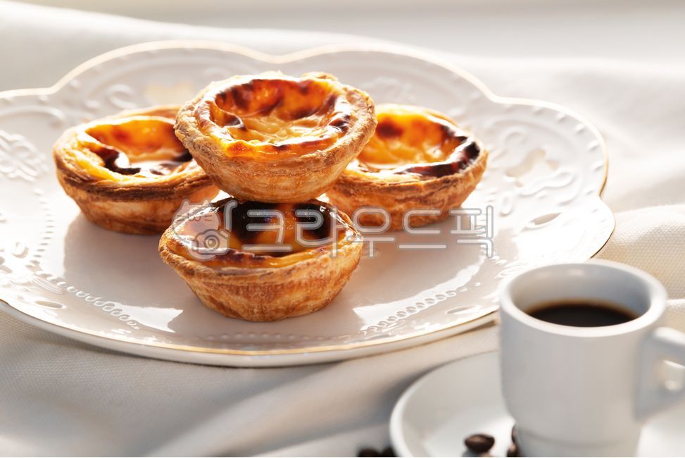 bread,cut,snack,cream,pie,delicious,food,dessert,coffee,sweet,egg tart,roast