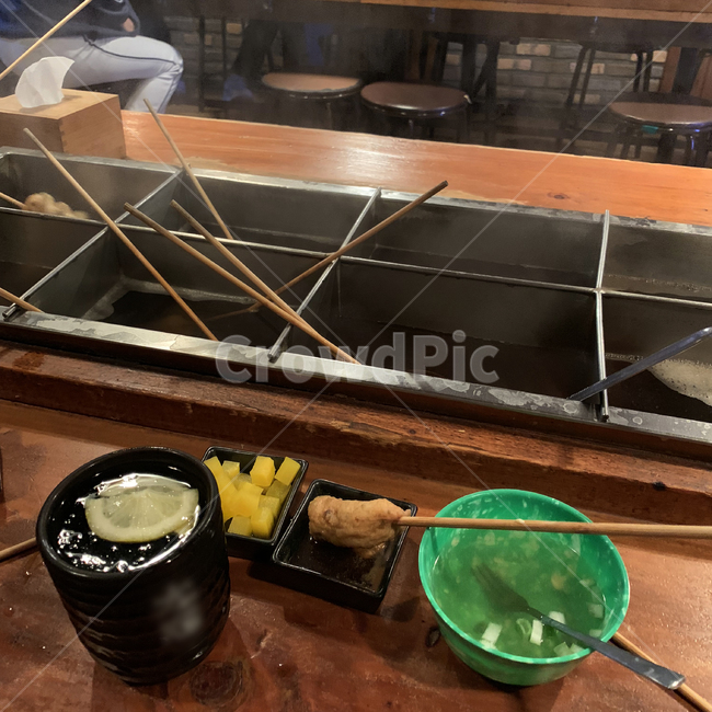 어묵,오뎅,사케,국물,겨울,오뎅바,안주,겨울안주,저녁,식사,어묵바,이자카야,어묵꼬치,오뎅꼬치,따뜻함,뜨거운,국,탕,어묵탕,오뎅탕,오뎅국,어묵국,숟가락,꼬치,레몬,술,단무지,연기,김,술집,밤
