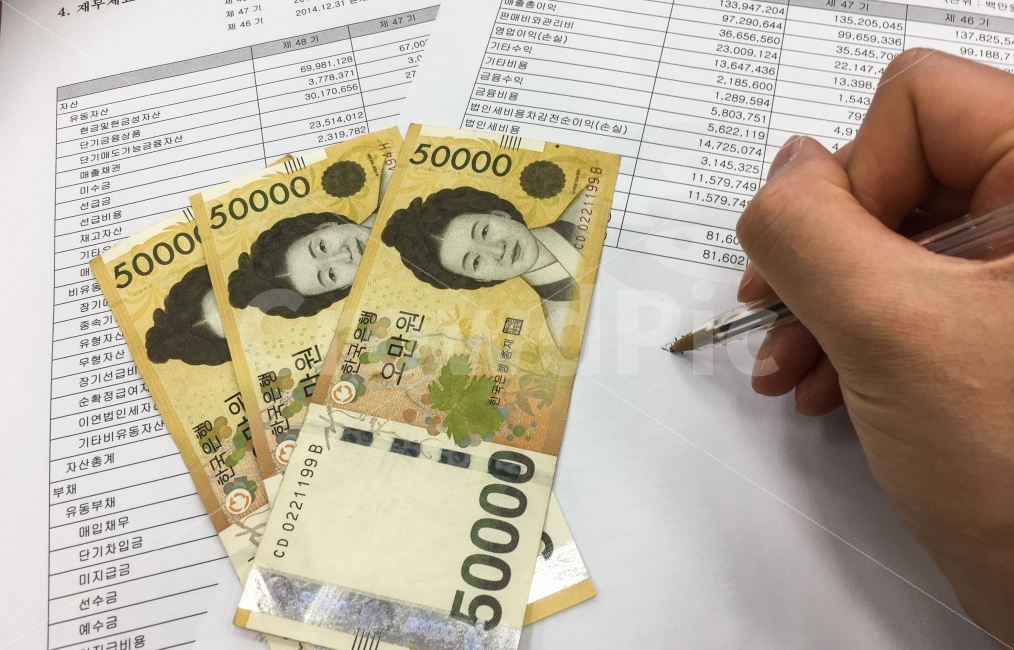 비즈니스,재무제표,회계,화폐,오만원,오만원권,신사임당,지폐,돈,금융,볼펜,손,재무,분석,신용,신용분석,기업분석,경리,경비,사무직,경제,경영,연출,사람,인물,인간,human,person,연출,컨셉,콘셉,direction,concept,비즈니스,사업,business,service,work,금융,돈,finance,banking,money
