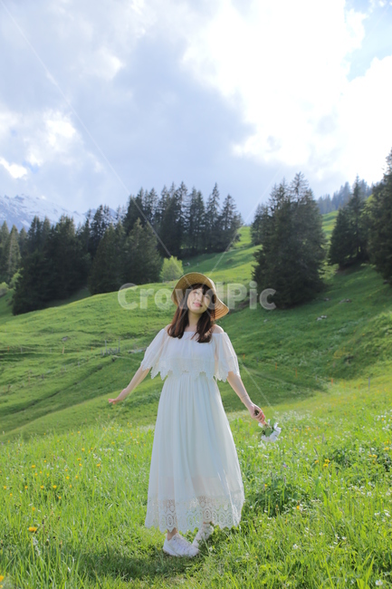 들판,grassland,목초지,field,들,outdoors,옥외,apparel,의복,clothing,의류,nature,자연,grass,잔디,plant,식물,dress,드레스,person,사람,human,인간,female,여자,fashion,eveningdress,자연,풍경,nature,landscape,사람,인물,인간,human,person,여성,여자,woman,female,lady,여행,휴가,traveling,vacation,trip