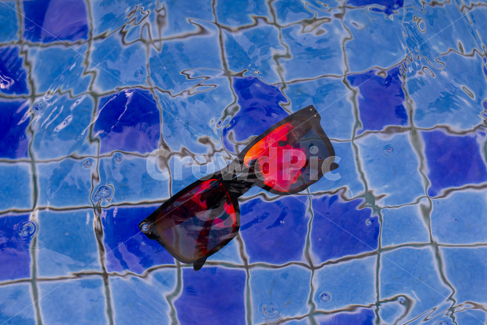 선글라스,sunglasses,물,물속,파동,안경,water,사물,물건,오브젝트,thing,object,matter