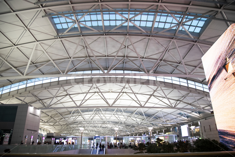 roof,iron frame,escalator,confluence,inside,building,interior,Incheon International Airport,Street lamp,waiting room,Pillar,light,person,background,airplane,window,wall