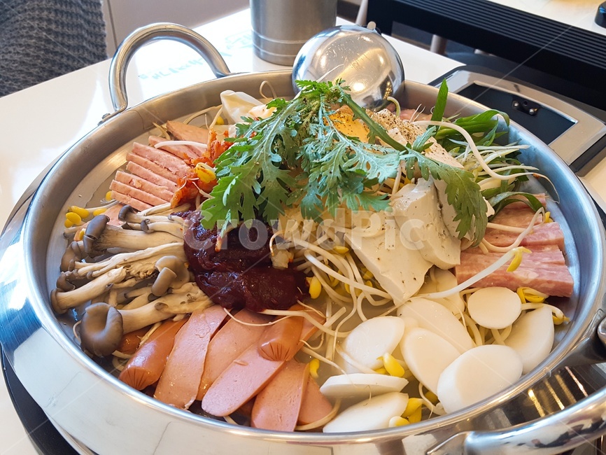 부대찌개,조리전,음식,색감,식