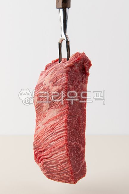 생고기,소고기,특수부위,접시,흰색,누끼,양지,국거리,덩어리,정육,양깃머리,클로즈업,스테이크,한우,음식,식사,메뉴