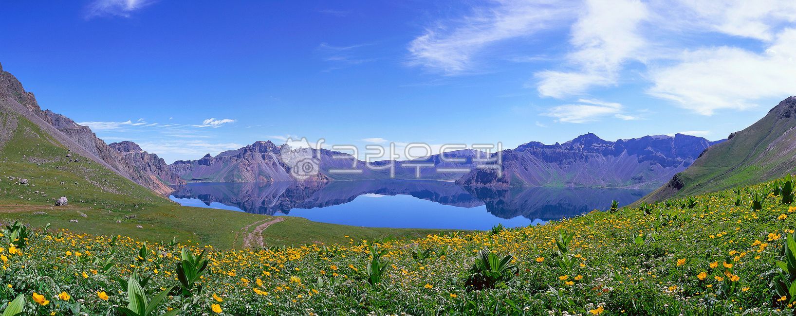 Spa,Baekdu Mountain Heaven and Earth,North Korea,cloud,spring,caldera,healing,superb view,mountain,Changbai Mountain,dormant volcano,sight,season,Remaining snow,secret place,sky,spa,mountain range,Attractions,water,panorama,limewater,lake,Border,sublime,S