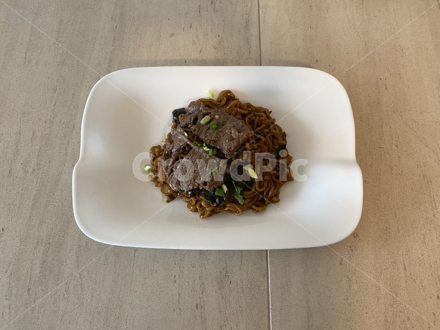 짜파구리,짜파게티,짜장라면,라면,짜장면,소고기,채끝살,점심,국수,너구리,흰접시,홈메이드,혼밥,집밥,포크,음식,한식,한국음식,koreanfood,noodles,noodle,blacknoodle,food