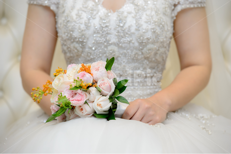 부케,bouquet,flower,흰색,녹색,분홍,pink,hand,손,팔,arm,앉다,sit,white,green,wedding,marriage,결혼,예복,dress,ceremony,예식,bride,신부,happy,행복한,새로운,출발,순결,purity,pure,new,start,아내,wife,배우자,반려자,couple,가족,family,꽃,flower,사람,인물,인간,human,person,여성,여자,woman,female,lady,결혼,혼례,웨딩,wedding,marriage,marry,기념일,축하,anniversary,congratulation,celebrate,celebration