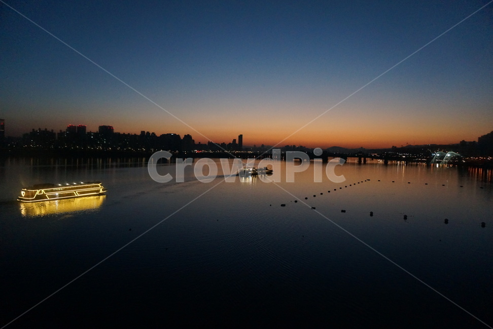 한강,새해,일출,어스름,첫날,유람선,야경,밤,풍경,nightscape,night,landscape,도시,city,한국도시풍경,한국도시경관,korea cityscape,교통,교통수단,traffic,transportation,water,물,watercraft,선박,vehicle,차량,vessel,용기,waterfront,워터 프론트