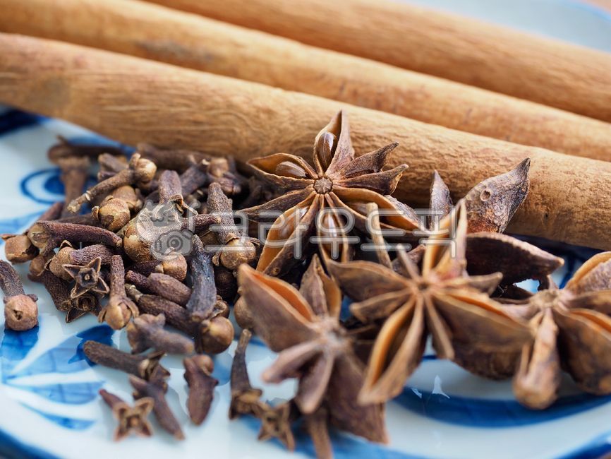 스타아니스홀,향신료,팔각,팔각향,별모양,아니스,인도음식,향기,음식,유기농,요리,요리재료,갈색,중국음식,아시아음식,건조식품,식물,향료,staranisehall,spice,octagon,octagonal,starshape,anise,indianfood,scent,food,organic,cooking,cookingingredients,brown,chinesefood,asianfood,dryfood,plant,spices,정향,계피,시나몬
