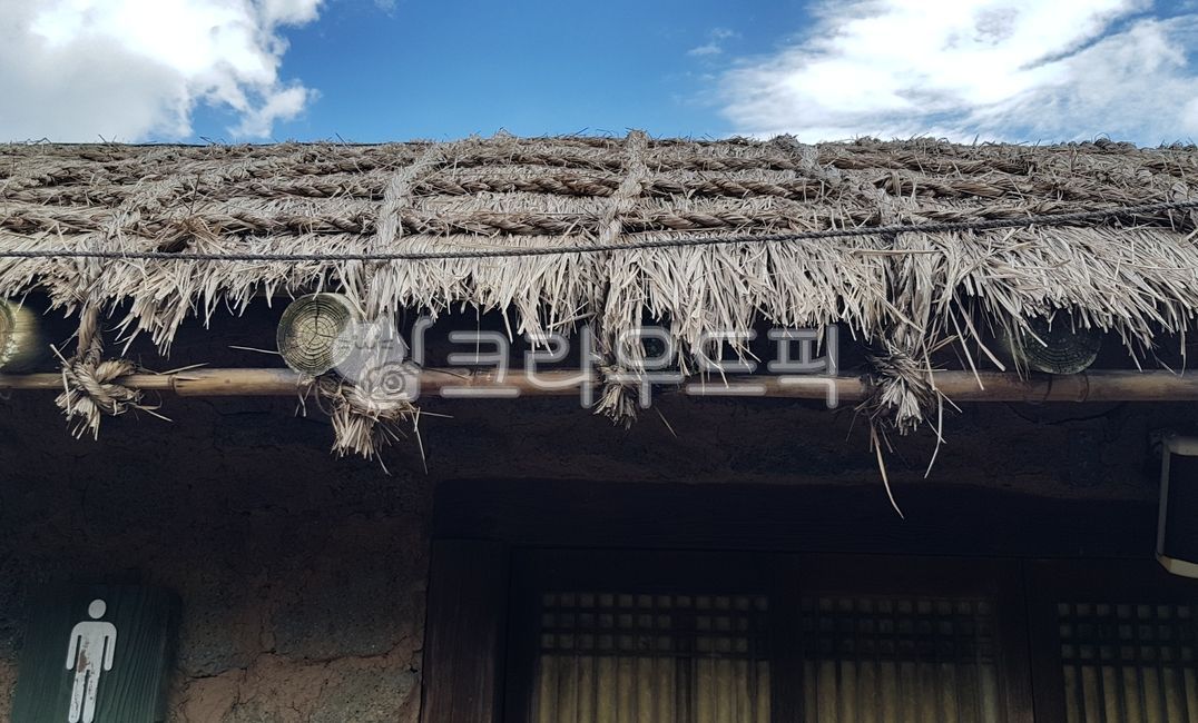 sky,windows windows,rafter,thatched house,mud stone wall,hut,rope,public restroom,Mens restroom mark,cloud,thatched roof,rice straw,stonewall,window,window door,Chairmans office mark,restroom