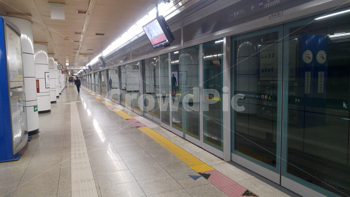 지하철,대중교통,전철,운송수단,교통,subway,publictransportation,서울,사람,대각선,라인,배경,바탕,백그라운드,플렛폼,platform,지하철역