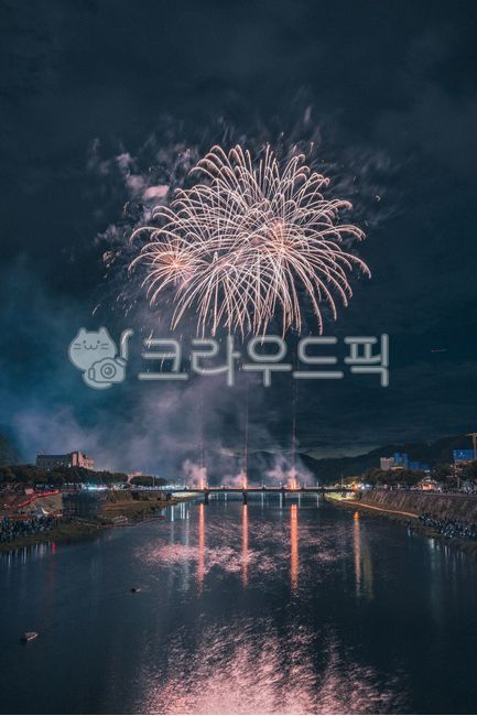 fireworks,불꽃,cityscape,도시경관,urban,도시의,building,건물,architecture,건축물,waterfront,워터프론트,water,물