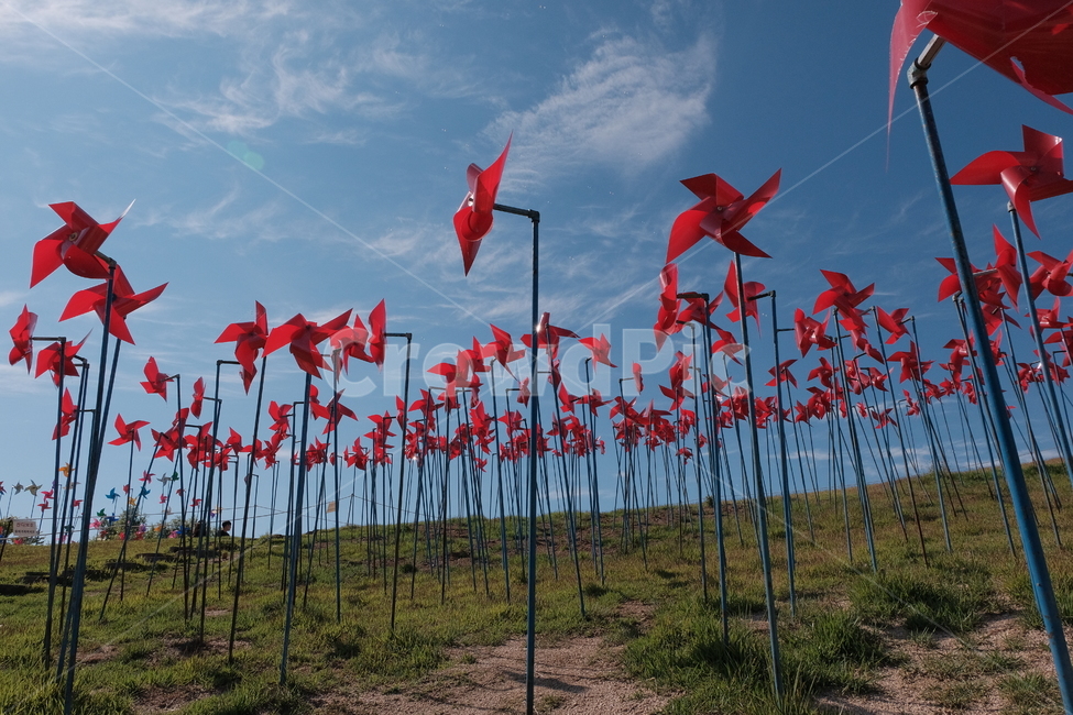 바람개비,언덕,하늘,초록,파란,경치,pinwheel,hill,field,sky,blue,green,landscape