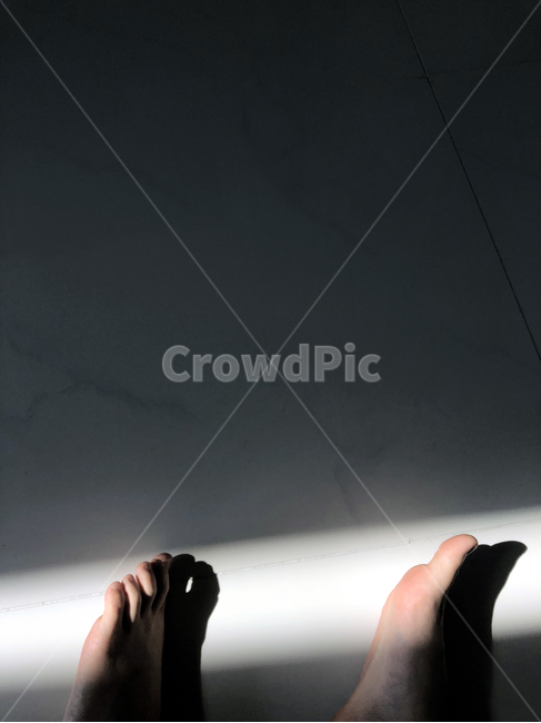 감성,발,그림자,신체,사람,햇빛,shadow,대비,어두움,인물,연출,여성,sensible,신체일부,몸,body