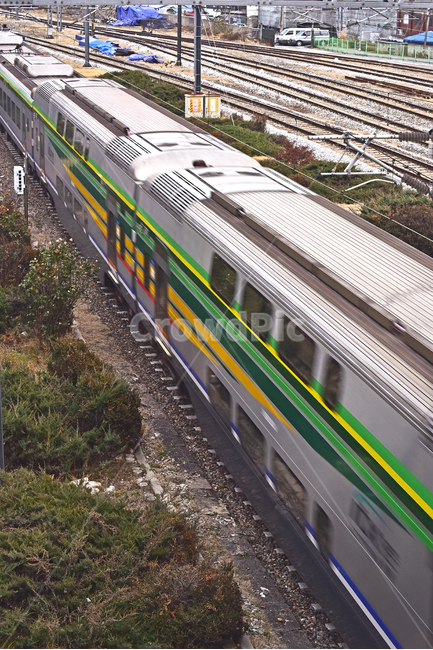 건널목,열차,빈티지,감성사진,빈티지감성,빈티지느낌,속도,running,tarmac,타맥,신호등,railload,철길,배경,바탕,백그라운드,vintage,background,outdoor,야외,옥외,아웃도어,변두리,bw,평행선,선로,전선,railway,철도,rail,레일,traintrack,기찻길,transportation,차량,교통,vehicle,떠남,speeding,질주,교통,교통수단,traffic,transportation